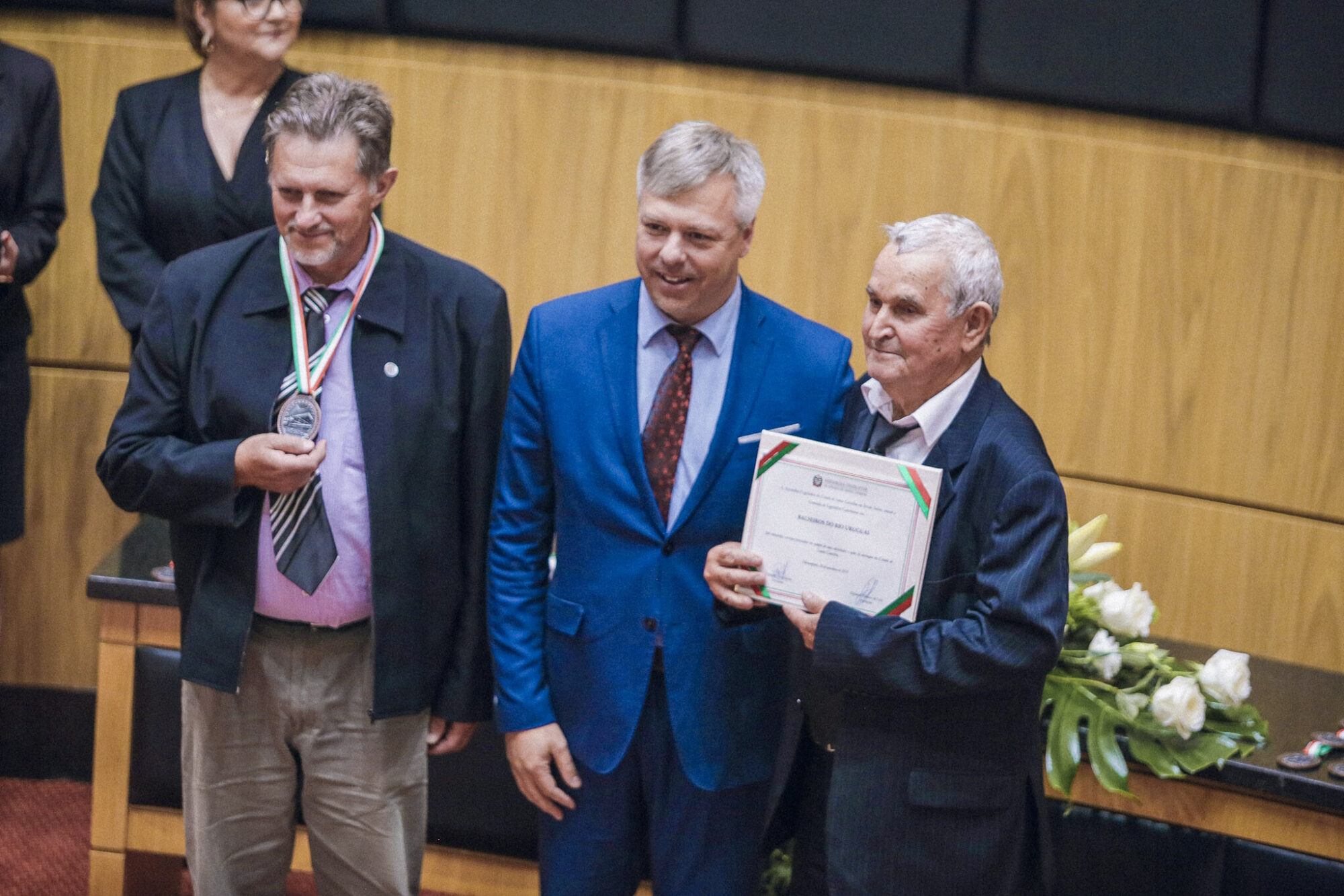 Fabiano entrega Comenda do Legislativo para Balseiros do Rio Uruguai