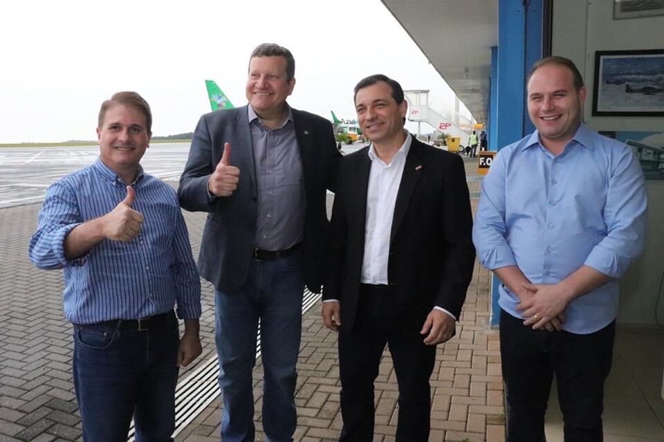Deputado Altair, governador e prefeito Luciano Buligon no aeroporto de Chapecó