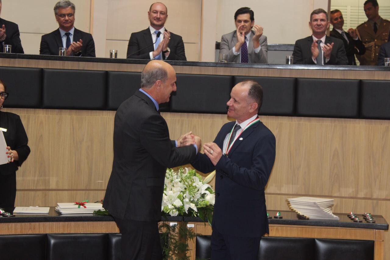 Empresário lagunense Samir é condecorado no Legislativa Catarinense