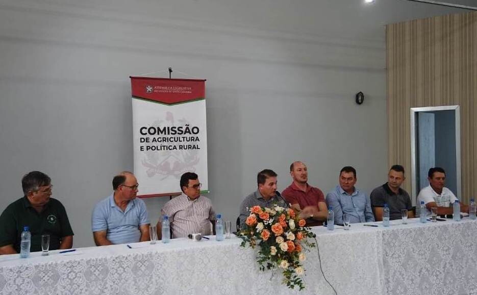 Deputados Altair Silva e Mauro de Nadal na mesa dos trabalhos em Guaraciaba FOTOS: Assessorias dos deputados Altair Silva e Mauro de Nadal
