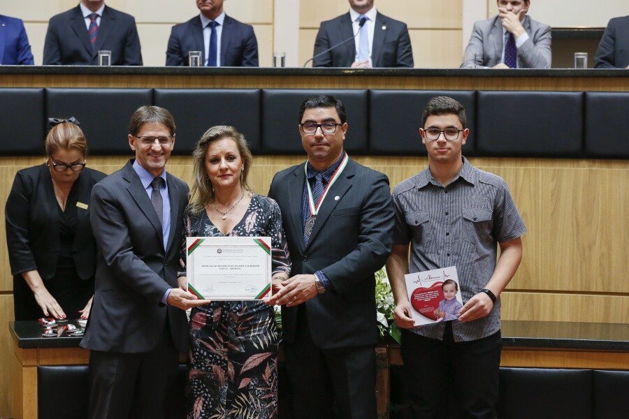 Saretta homenageia Abemasc com Comenda do Legislativo Catarinense