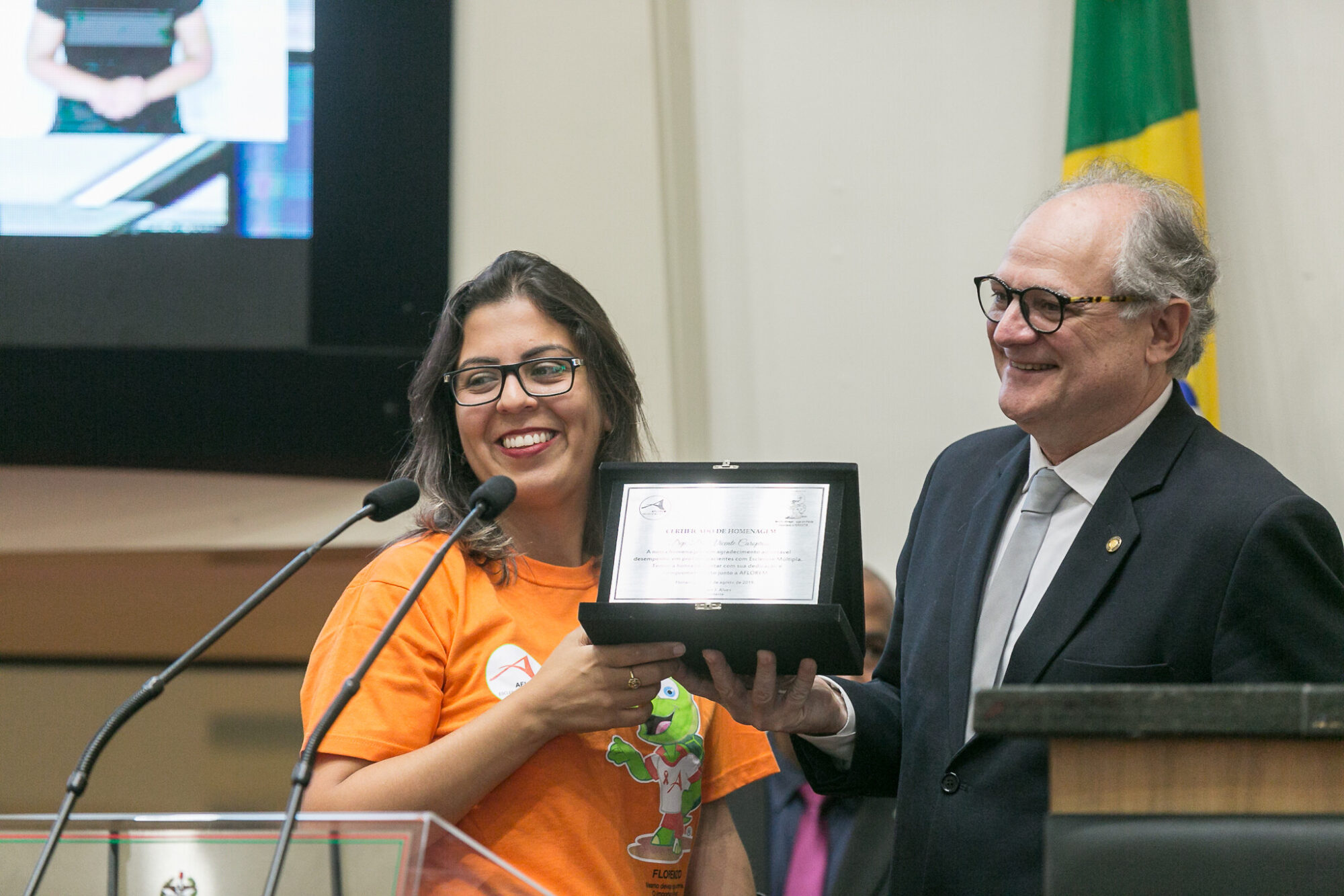 Entidade de pessoas com esclerose múltipla presta homenagem ao Dr. Vicente