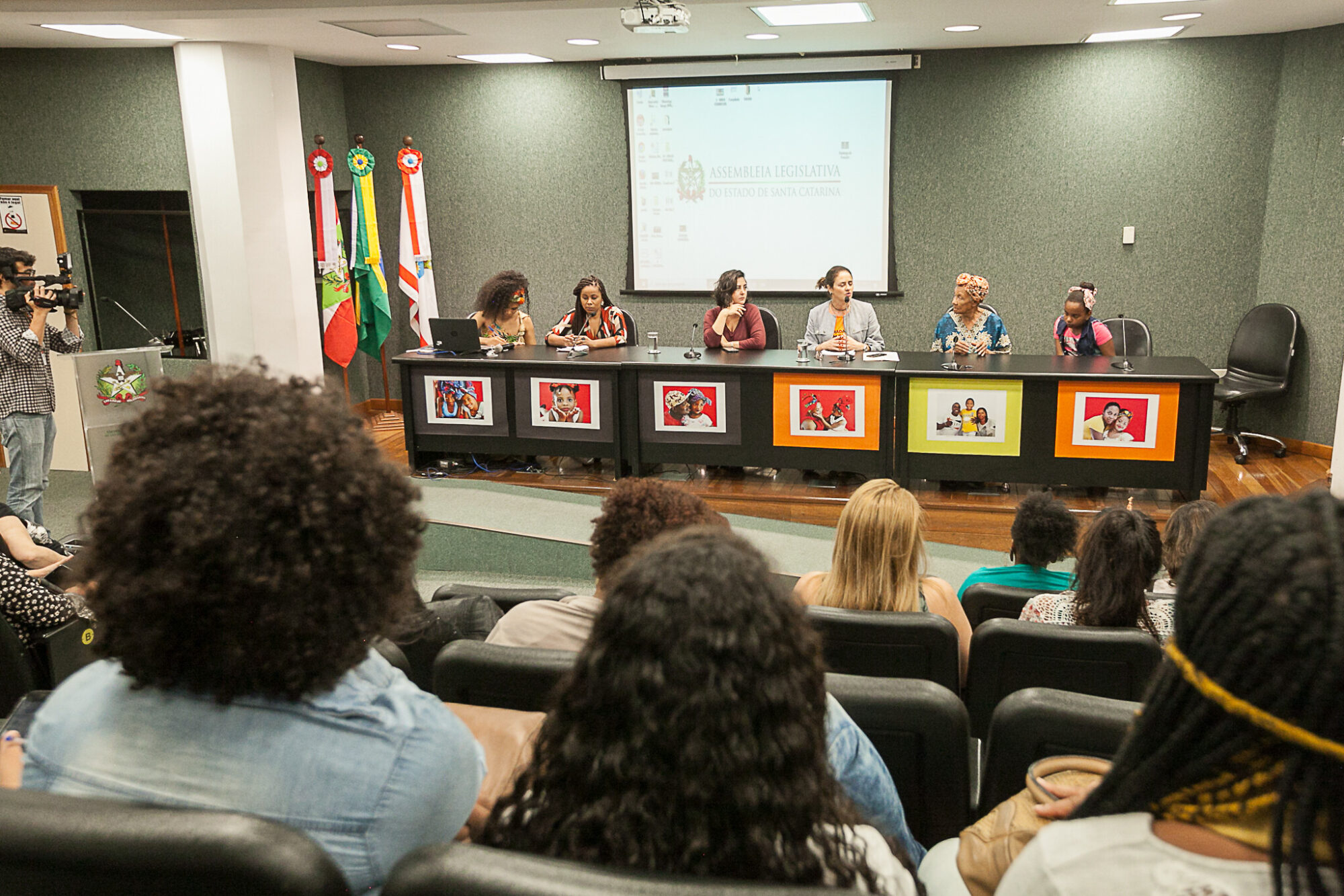 Encontro foi organizado pela Bancada Feminina, na noite desta segunda-feira (9)