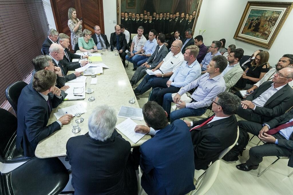 Empresários e deputados se reuniram com o secretário da Fazenda, Paulo Eli, na tarde desta terça-feira (10), na Alesc