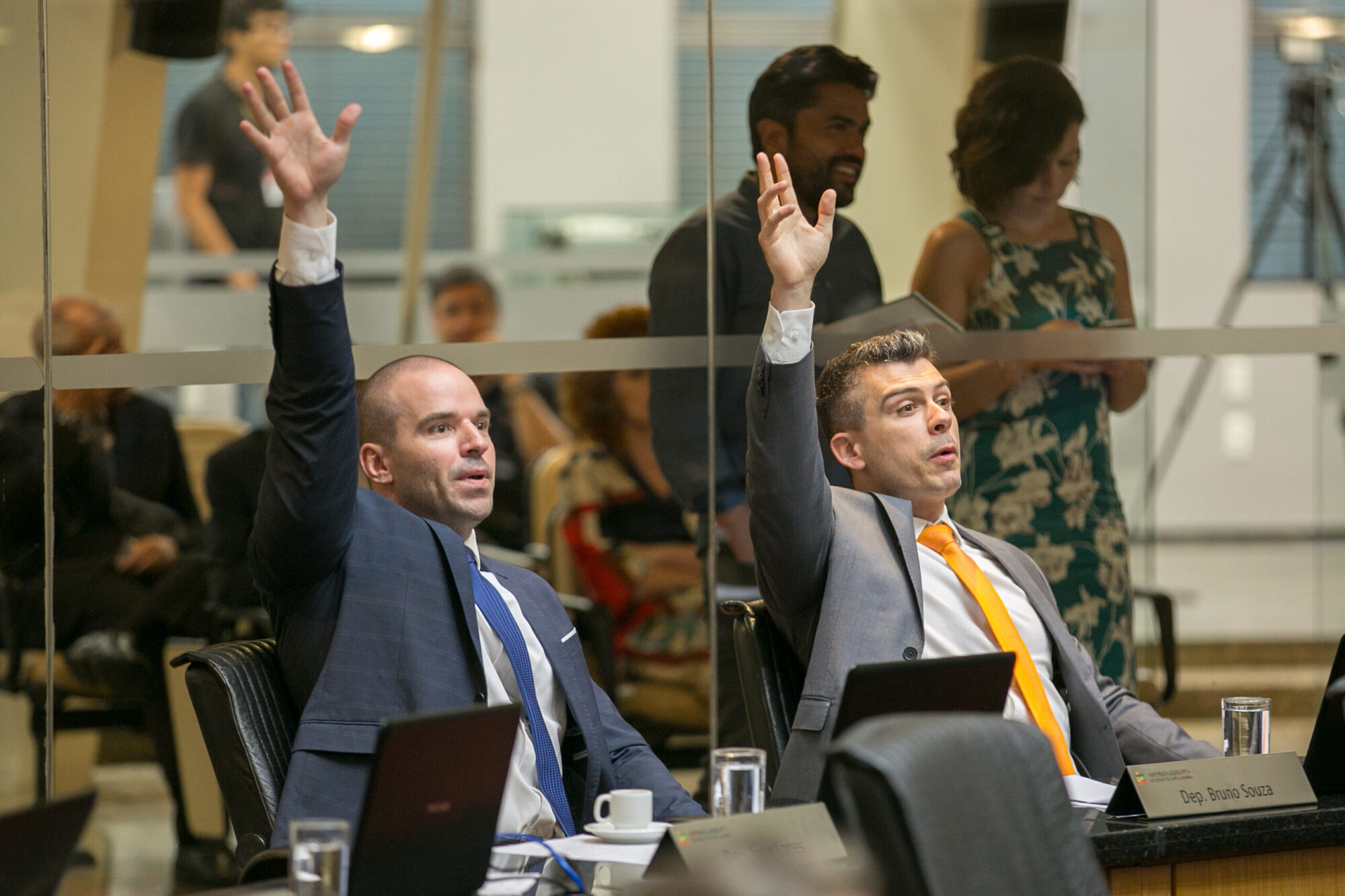 Os deputados Jessé Lopes (e) e Bruno Souza se manifestam durante a votação dos projetos, na tarde desta terça-feira (17)
