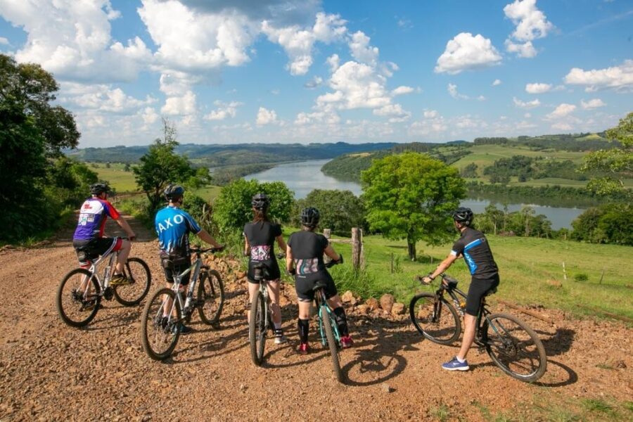 Ciclistas observam um dos atrativos da rota, o rio Uruguai, que separa Santa Catarina do Rio Grande do Sul