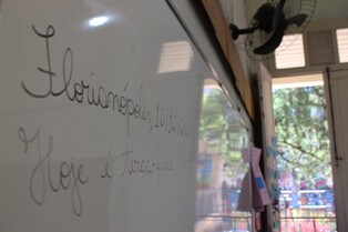 Deputada Luciane visita escola ameaçada de fechar