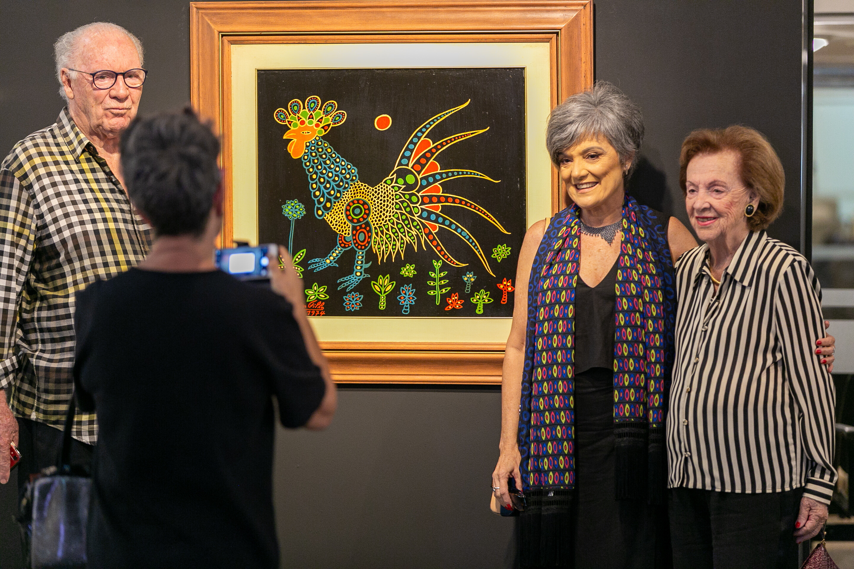 Sandra Meyer, posa para fotos ao lado de uma obra do seu pai.