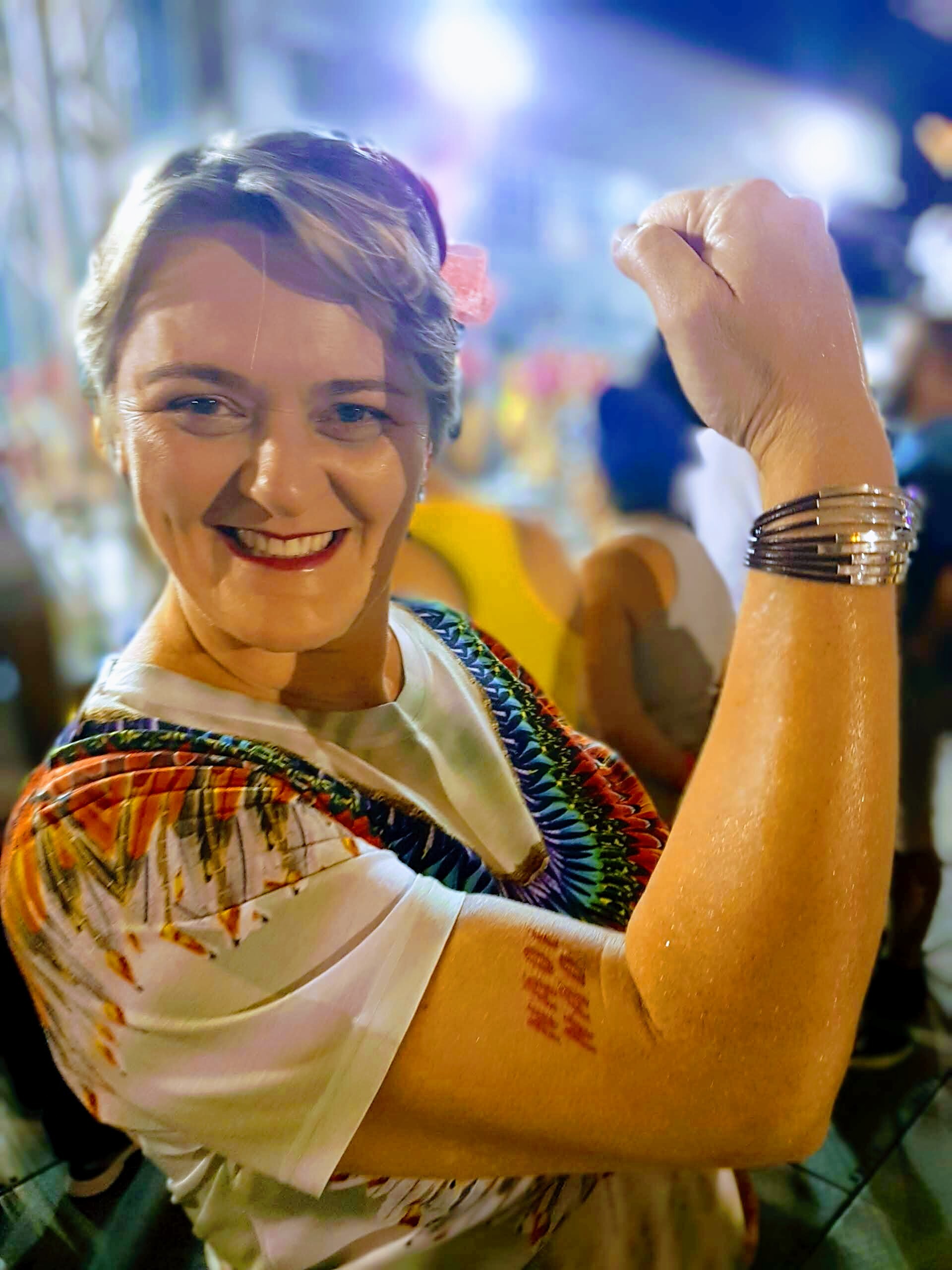 Luciane Carminatti estreia na Nego Quirido com tatuagem da campanha Não é Não