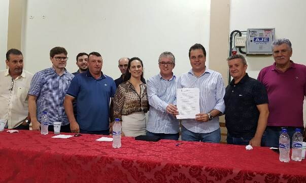Minotto acompanha entrega de Ordem de Serviço em Turvo
