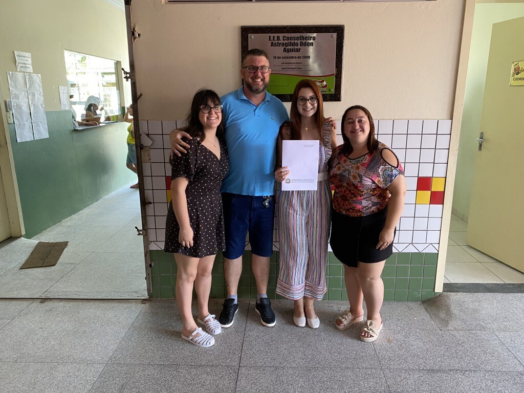 Deputada, diretora, professor e filha que a receberam na escola de Barra Velha