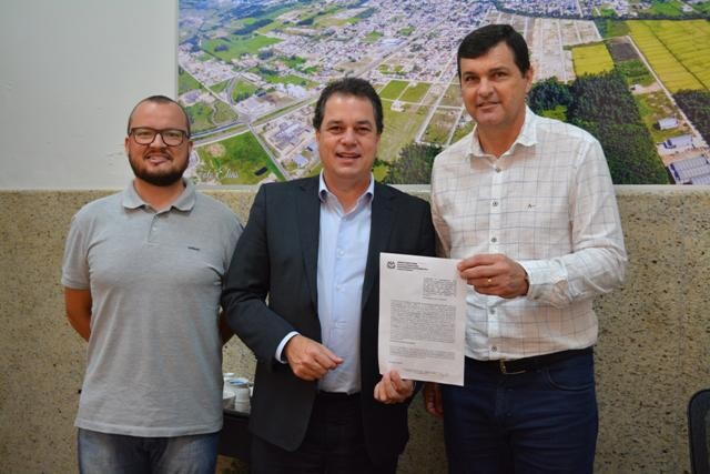 Convênio para construção de piscina hidroterápica é assinado