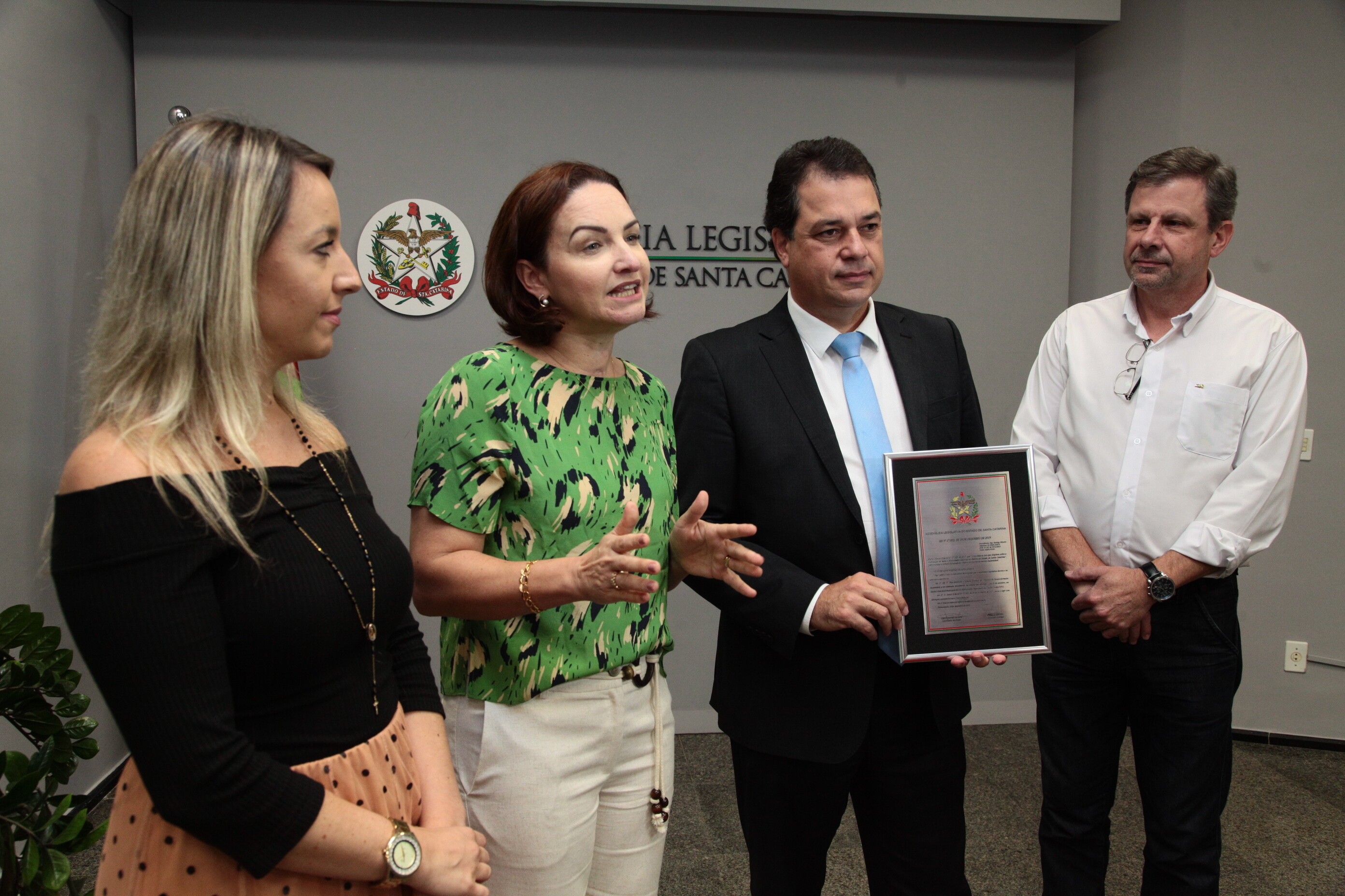 Voluntária do Movimento Nacional ODS em SC, Katiane Vieira, deputado Rodrigo Minotto e voluntários da ONG