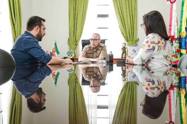 Deputado Marcius Machado se reuniu com o comandante-geral da PM, Coronel Carlos Alberto de Araújo Gomes, e a vereadora Renata Narcizo Foto: Luca Gebar