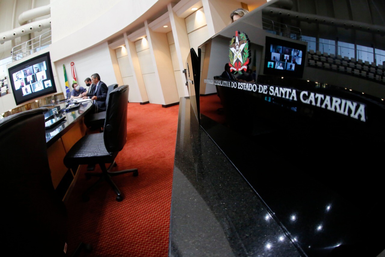 Alesc terá CPI sobre respiradores; Plenário pede afastamento de secretário