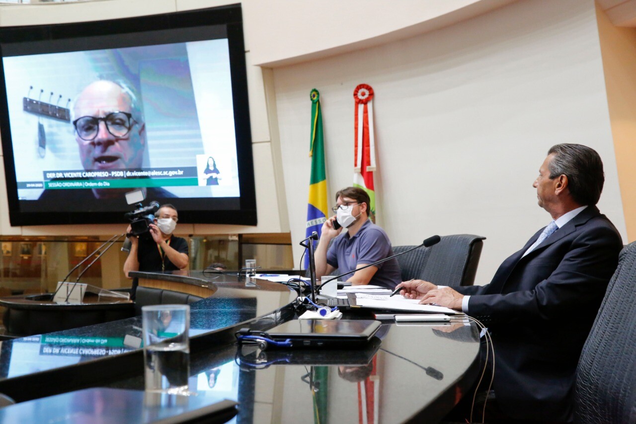 Dr. Vicente assina pedido de CPI dos respiradores