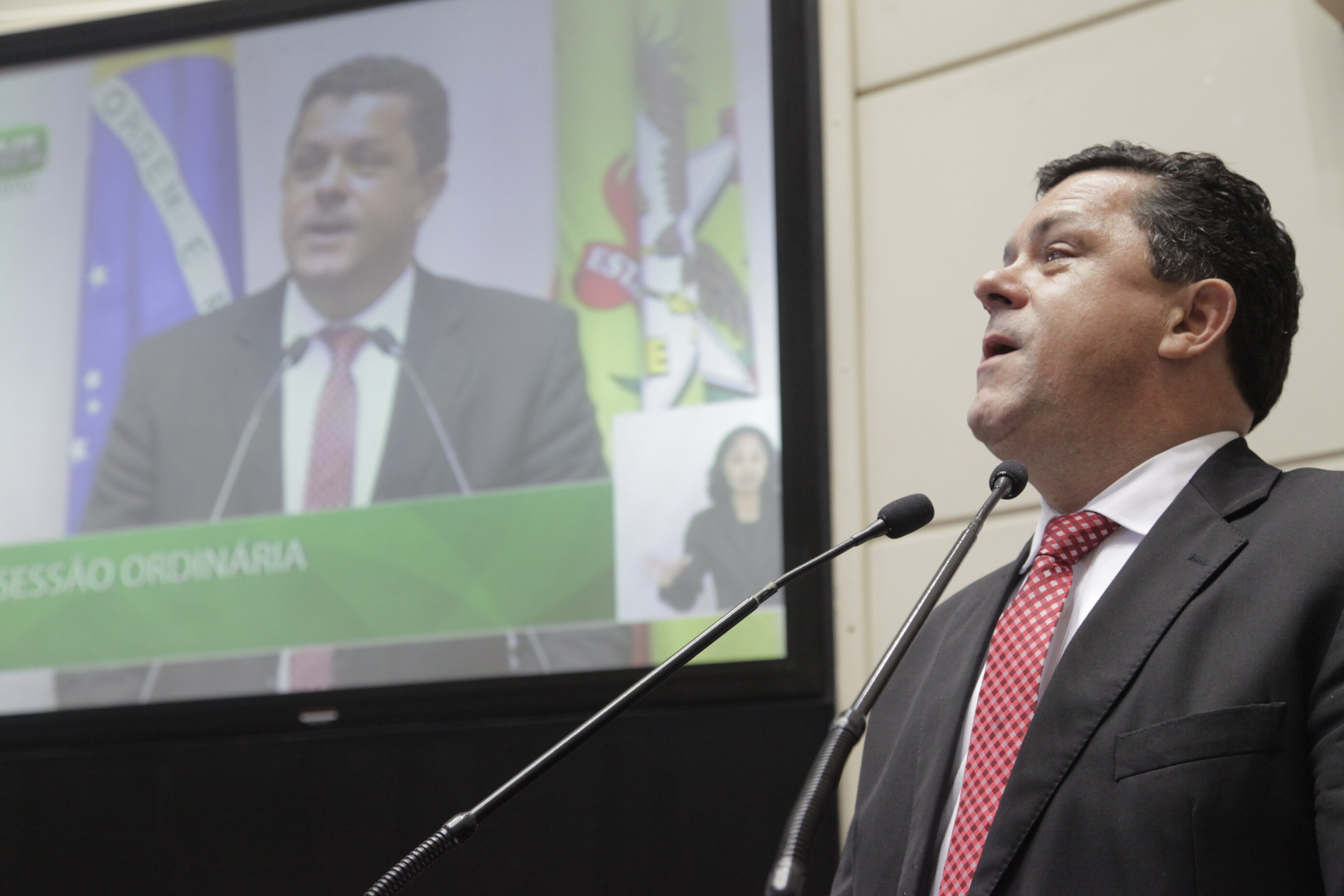 Naatz aponta contradições na resposta do governador e cogita afastamento