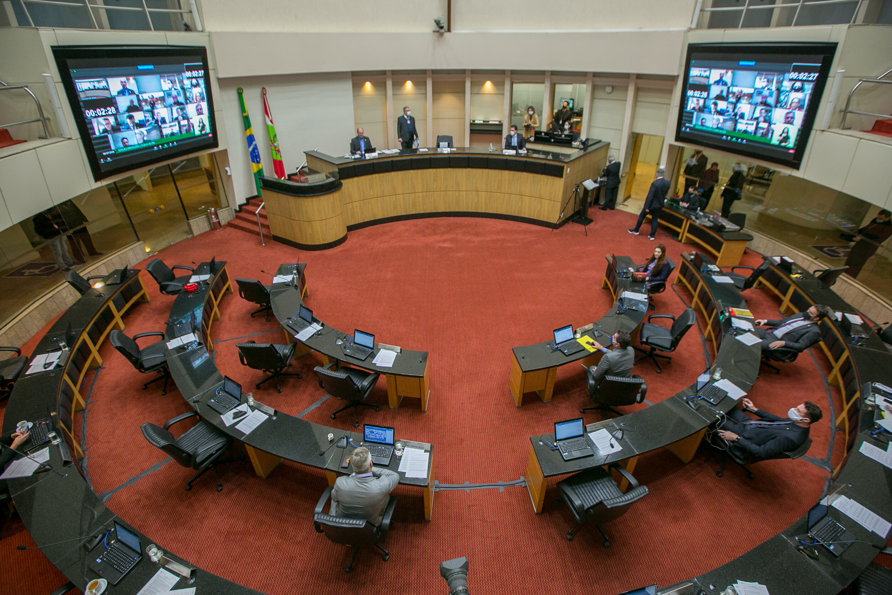 Covid lota UTIs e deputados apelam ao governo por mais leitos intensivos