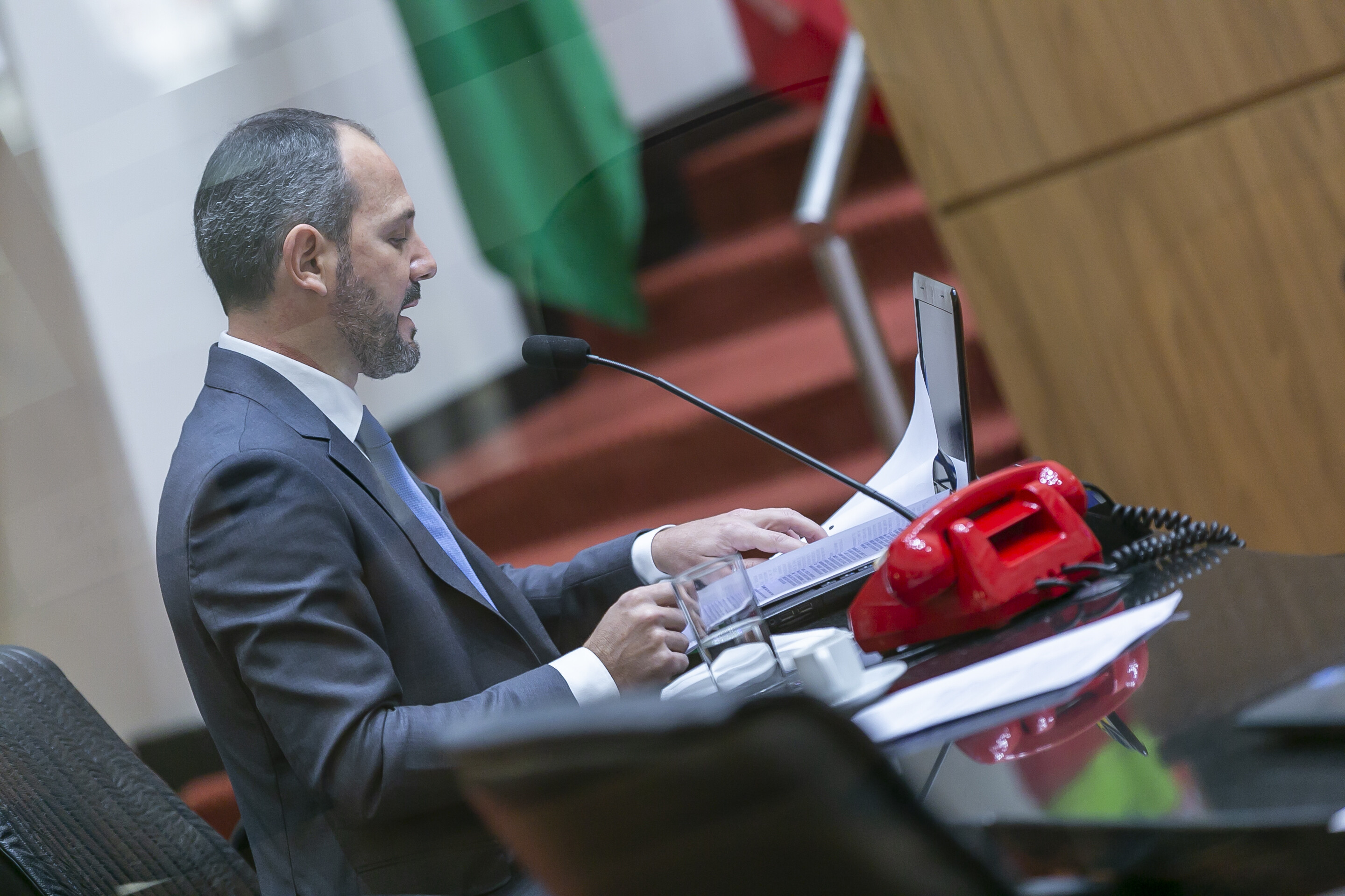 1º secretário da Assembleia, deputado Laércio Schuster, fez a leitura da denúncia contra Moisés, Daniela e o secretário Tasca