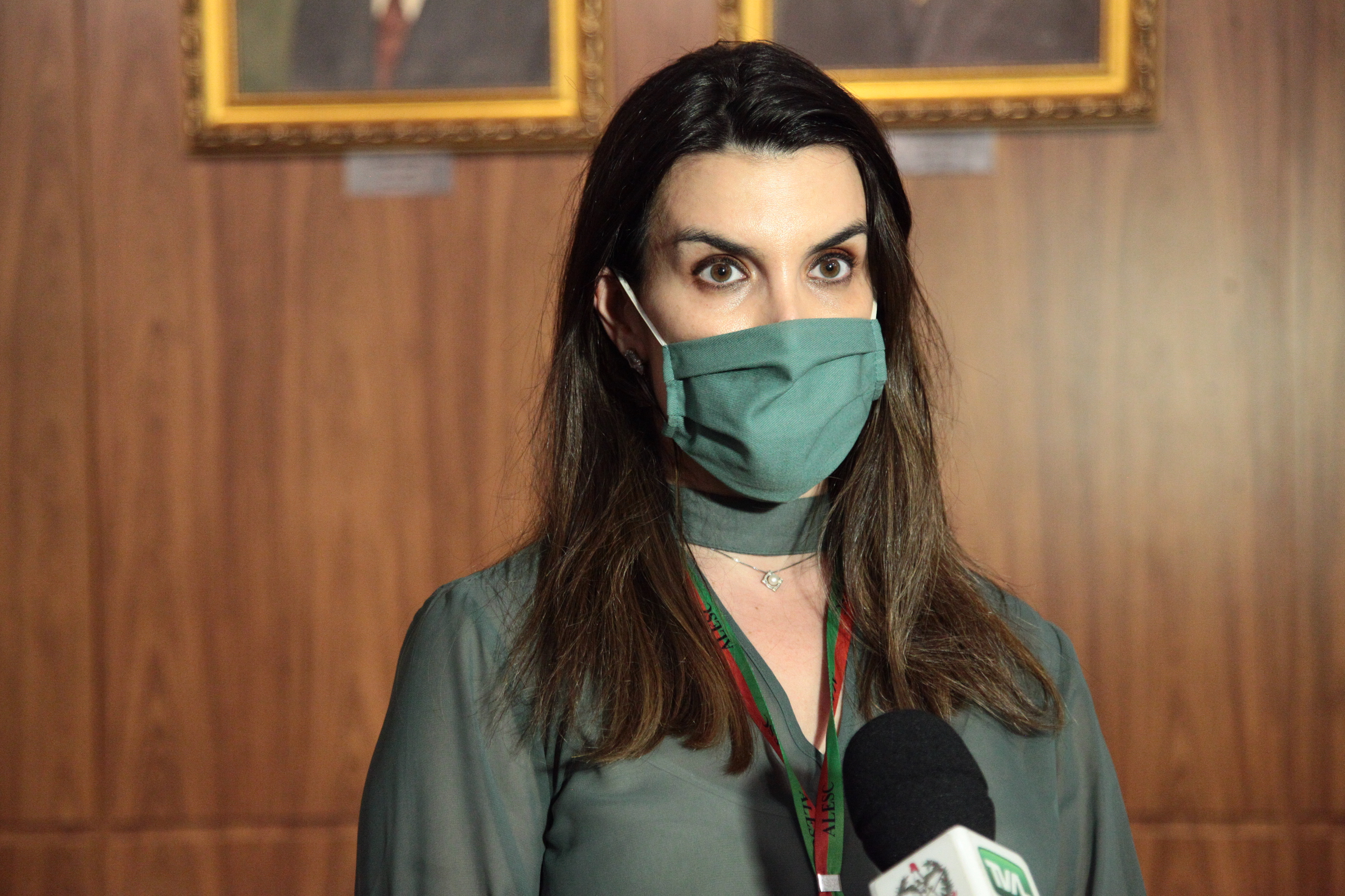 Entrega de Pedido de impeachment do Governador e Vice-governadora - Karula Trentrin Lara, procuradora-geral da Alesc