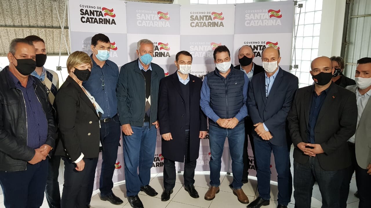 Deputado Rodrigo Minotto, governador Carlos Moisés, secretário de Infraestrutura, Thiago Vieira, e lideranças de Cocal do Sul e Morro da Fumaça
