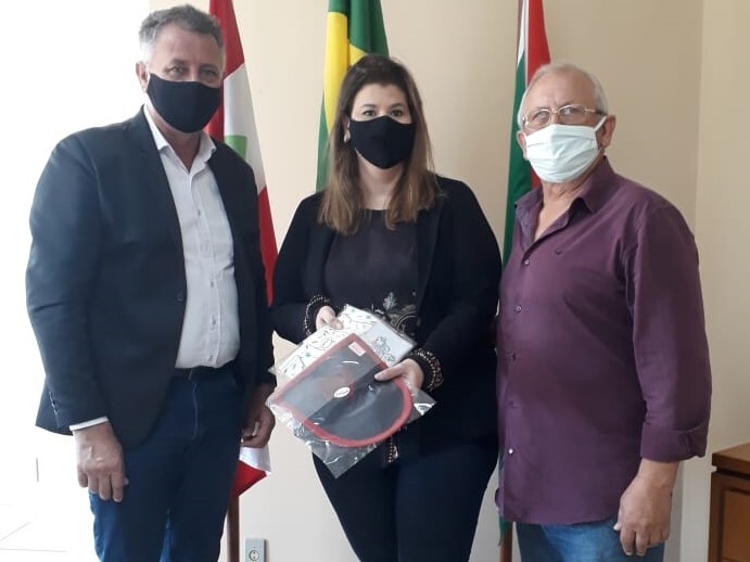 Chefe do gabinete da deputada Ada, Karina Canto Bittencourt, prefeito de Forquilhinha, Dimas Kammer, e o secretário de Agricultura, Zuri Langer FOTO: