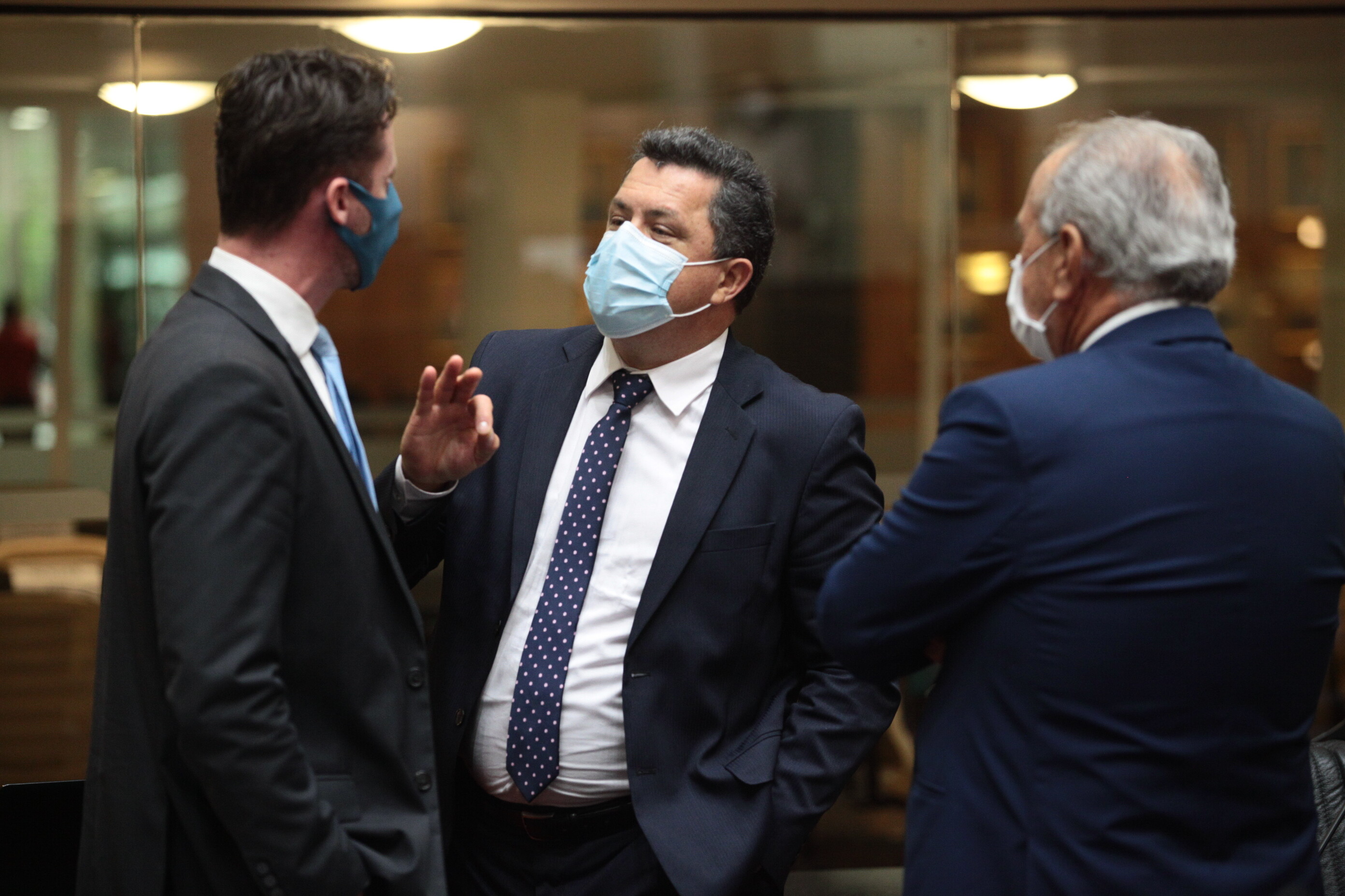 Deputados criticam aumentos e pedem adiamento do bloco X