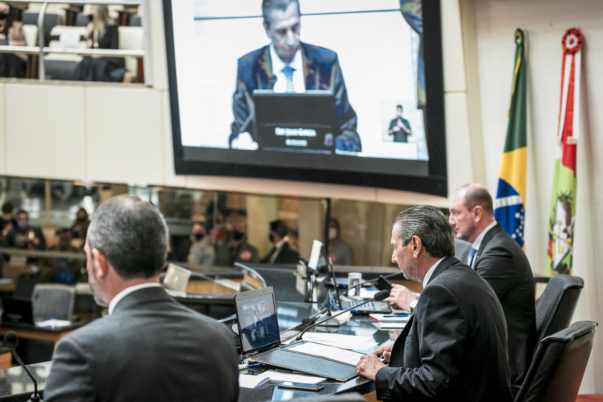 TJ revoga suspensão, mas votação do 2º impeachment fica para terça (20)