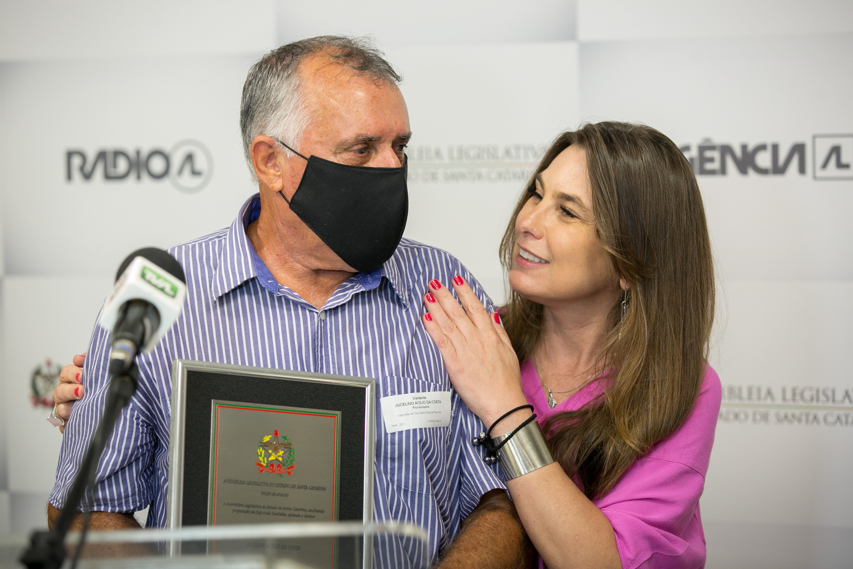 MOÇÃO DE APLAUSO – Deputada Paulinha entrega homenagem a Jucelino da Costa