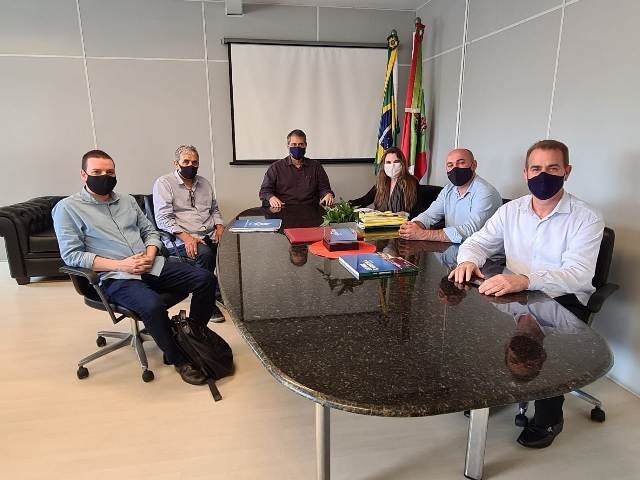 Deputada Paulinha (PDT) em reunião com o secretário de Estado da Saúde, André Motta Ribeiro. Foto: assessoria parlamentar.