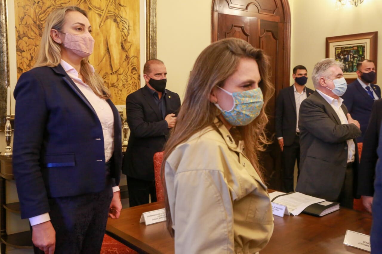 Deputada Paulinha em ato no Palácio da Agronômica