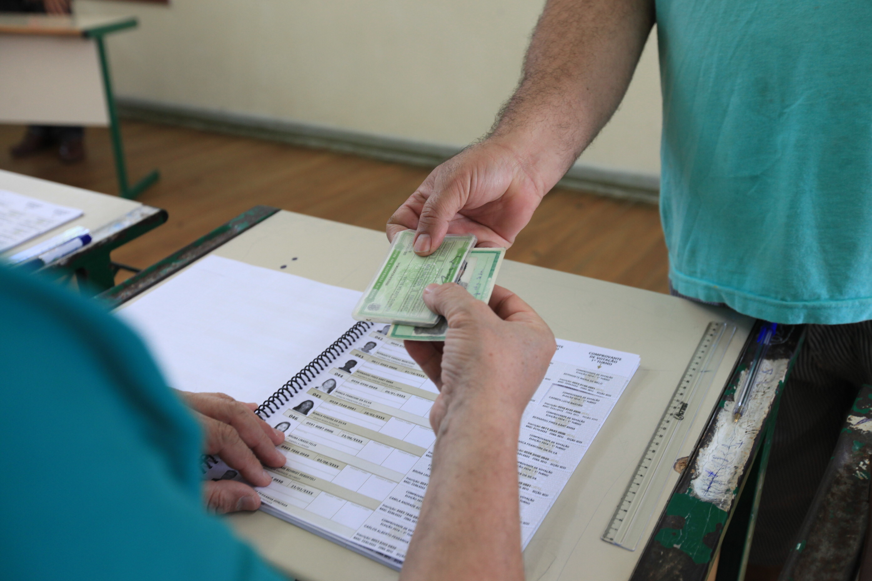Eleitor deve levar título e documento de identificação com foto para poder votar no domingo