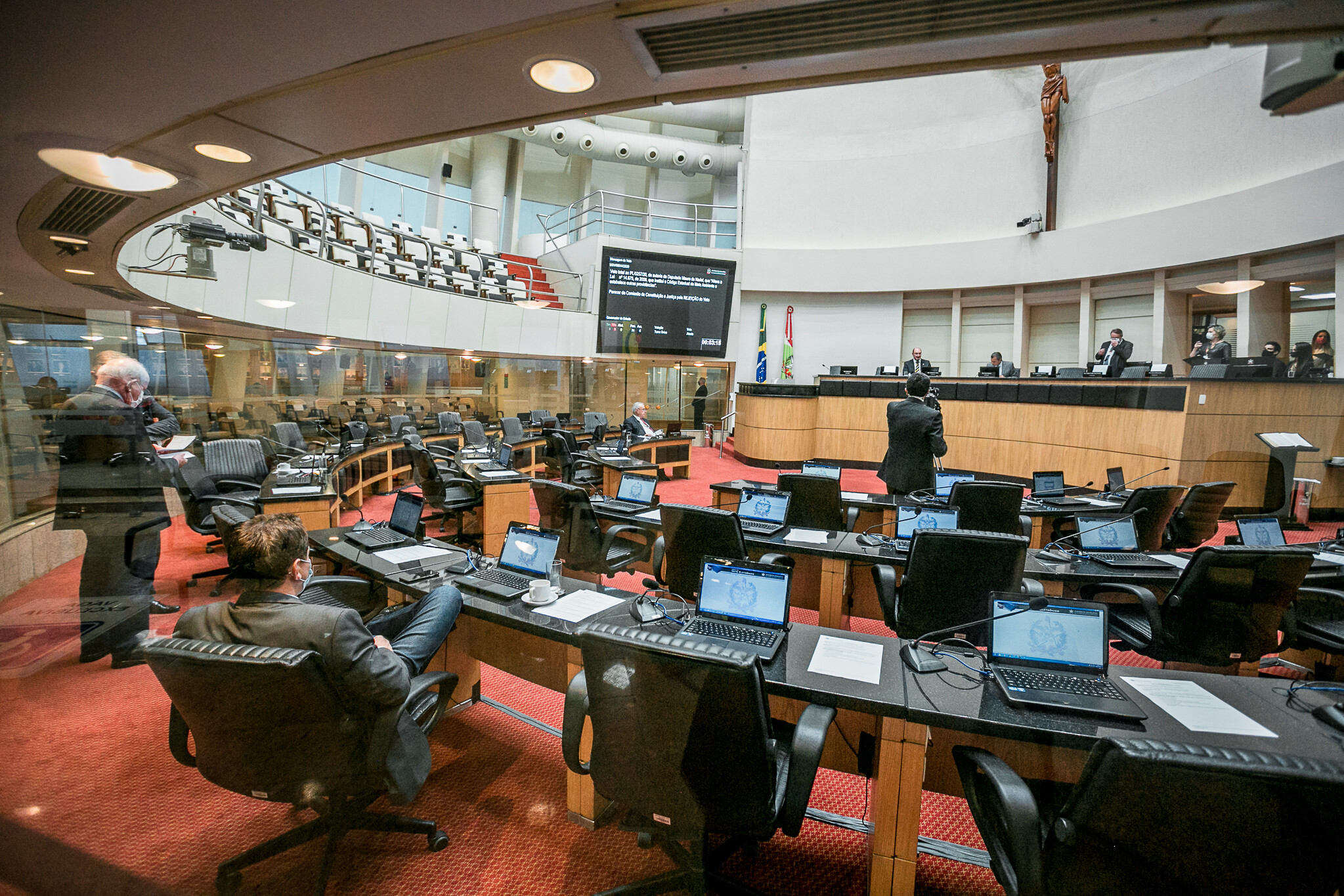 Deputados divergem sobre uso de autoridade para conter Covid em SC