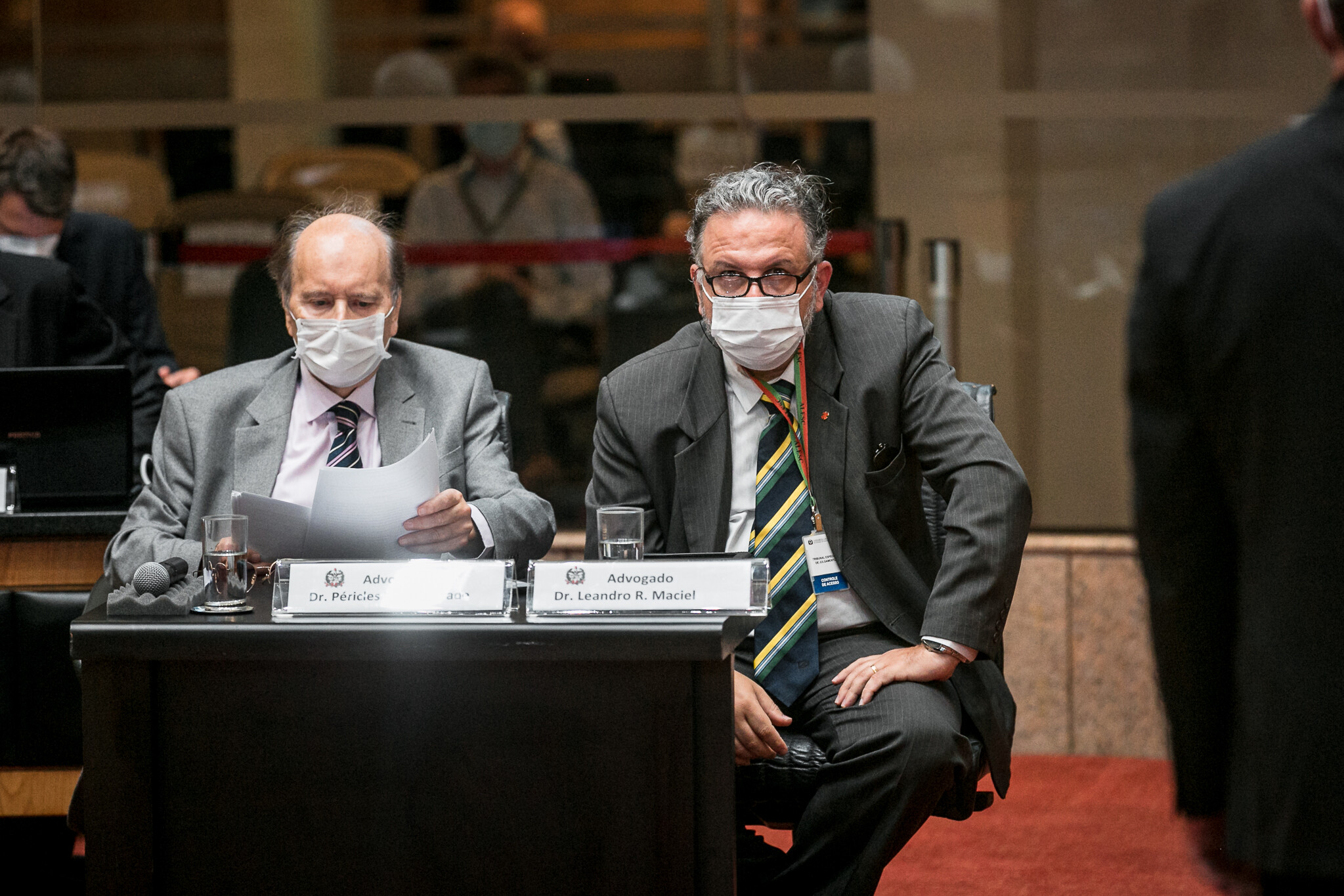 Debates entre defesa e acusação tratam de política e argumentos técnicos