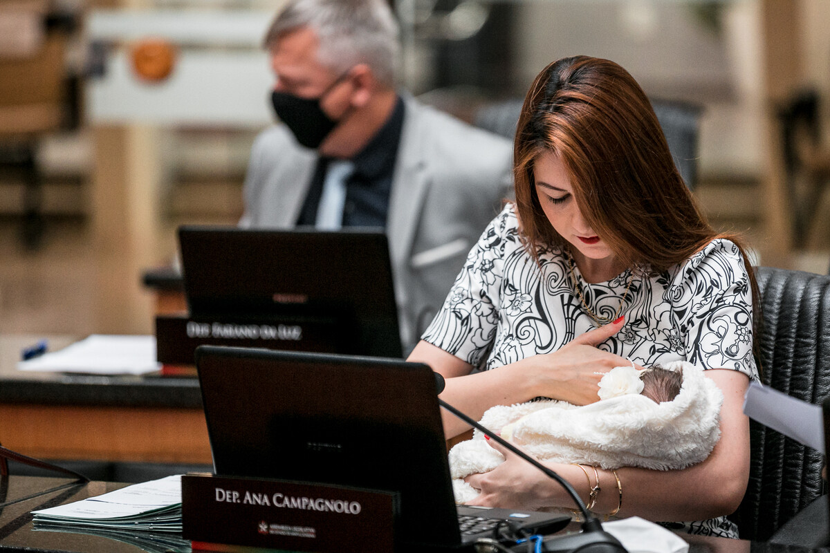 Deputada Ana Campagnolo na reunião da CCJ