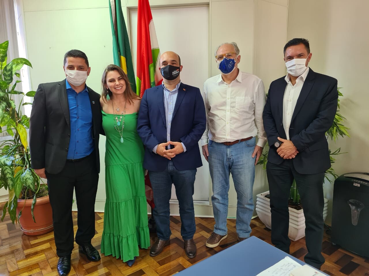 Deputada Paulinha e lideranças de Canoinhas em reunião com o secretário de Infraestrutura, Tiago Vieira