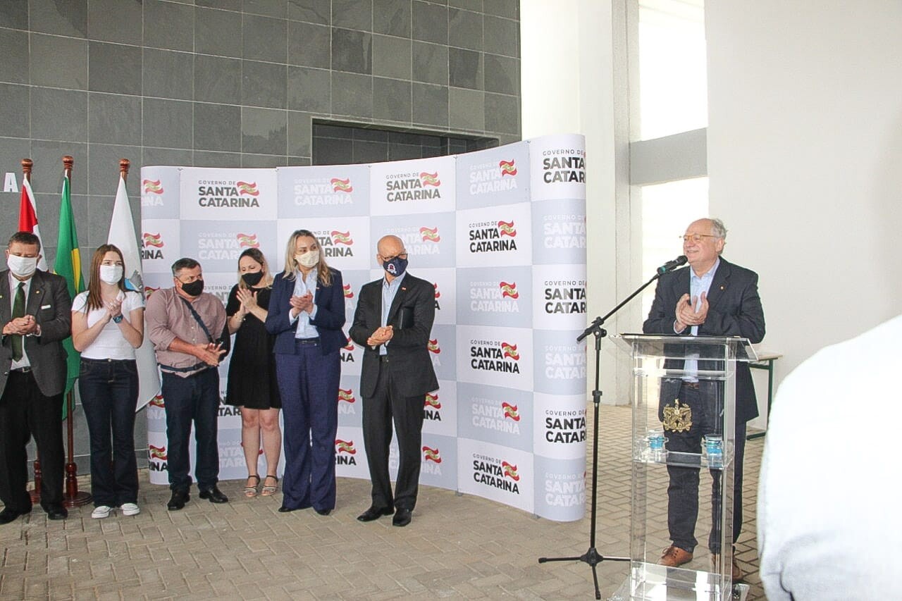 Deputado Dr. Vicente, governadora interina Daniela Reinehr e secretário da Educação, Natalino Uggioni em ato de inauguração em Guaramirim