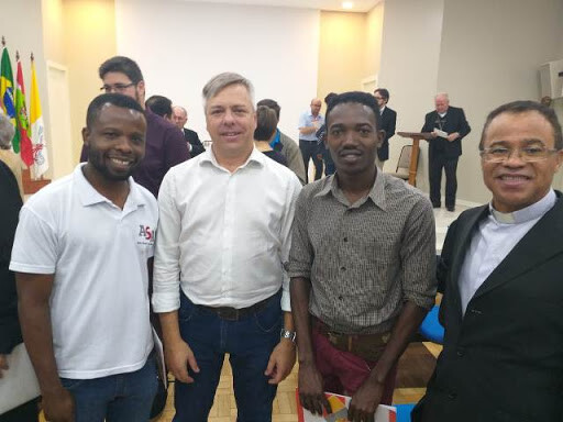 Deputado Fabiano da Luz e imigrantes FOTO: Maurício Santos/Divulgação