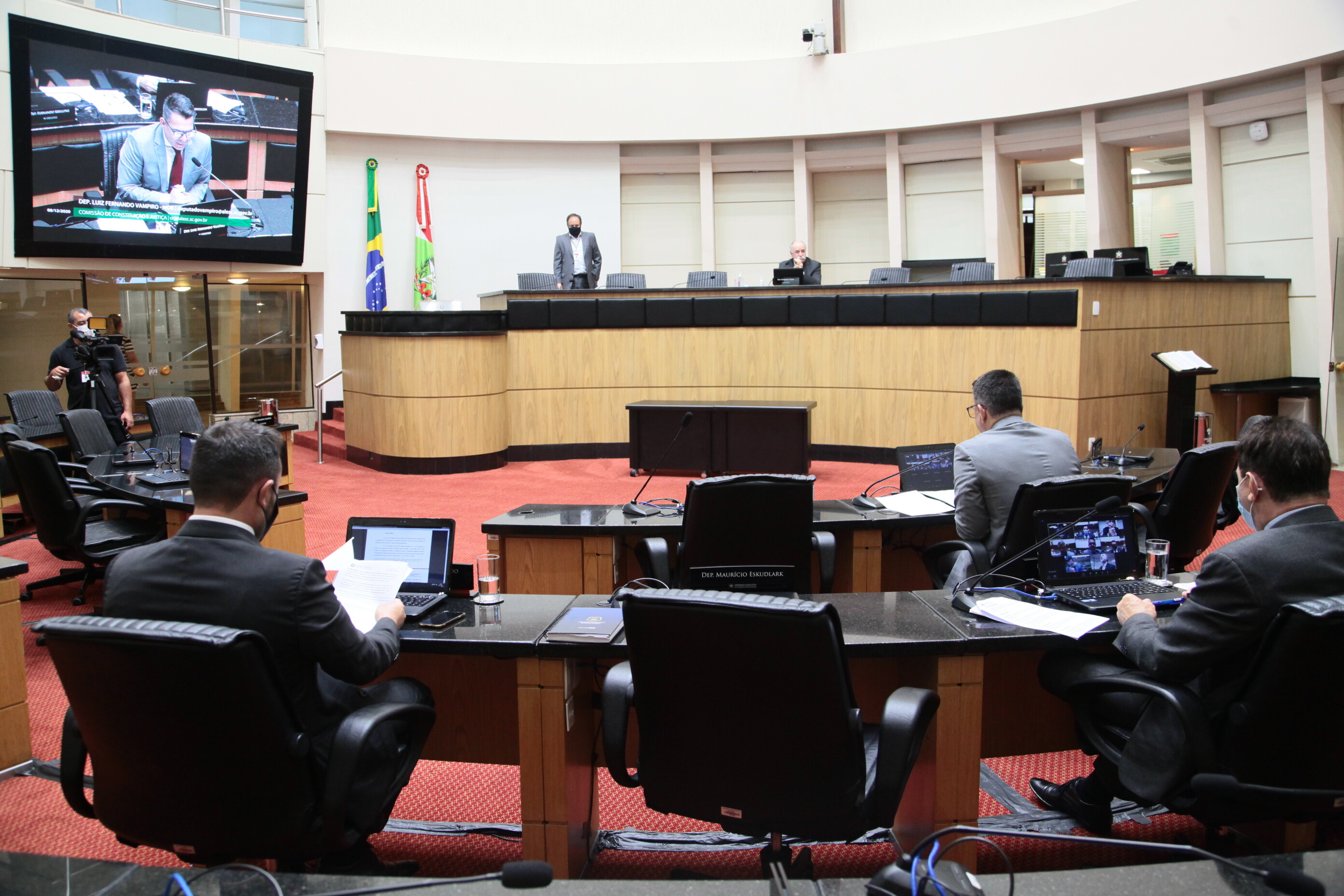 CCJ acata PL que estabelece requisitos a funcionamento de centros de beleza