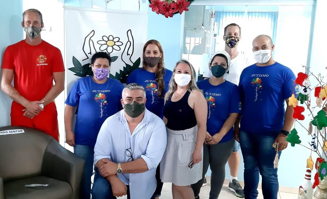 Deputado Sargento Lima e dirigentes da Apae de Garuva