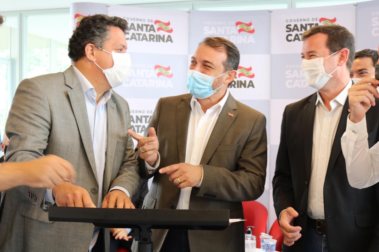 Deputado Ivan Naatz (PL) esteve com o governador Carlos Moisés durante ato em Blumenau . ( Raffael do Prado – Divulgaçäo).