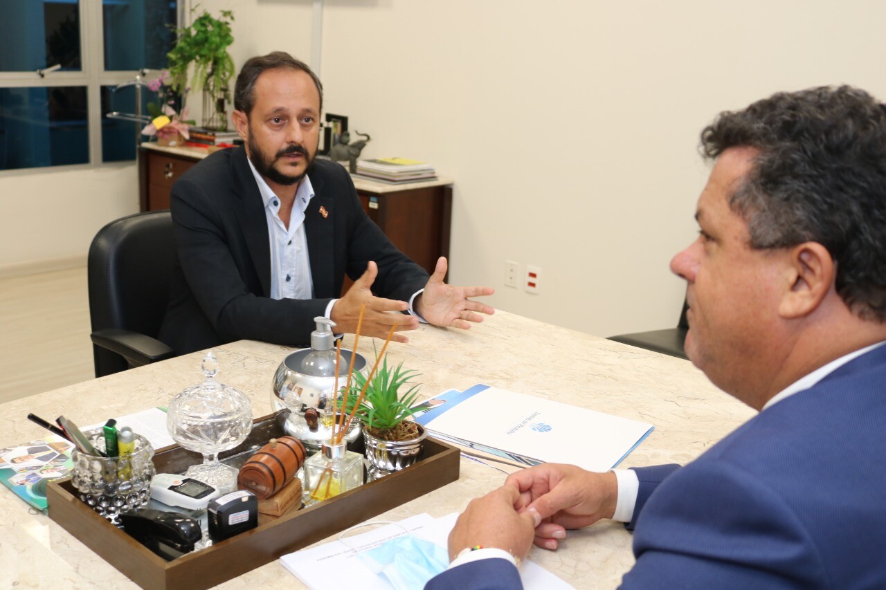 Deputado Ivan Naatz esteve reunido com o presidente da Santur, Mané Ferrari, para discutir medidas de flexibilização do setor turístico FOTO: Raffael