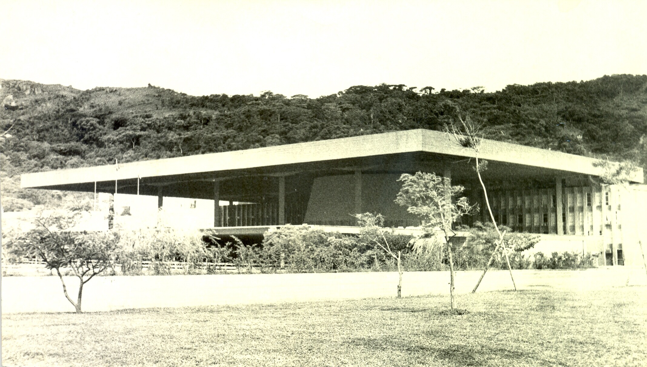 Imagem do Palácio Barriga Verde, nos anos 1970; sede da Alesc levou pouco mais de quatro anos para ser construída. FOTO: Arquivo/Agência AL