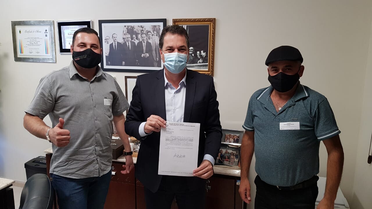 Deputado Rodrigo Minotto e lideranças políticas de Armazém