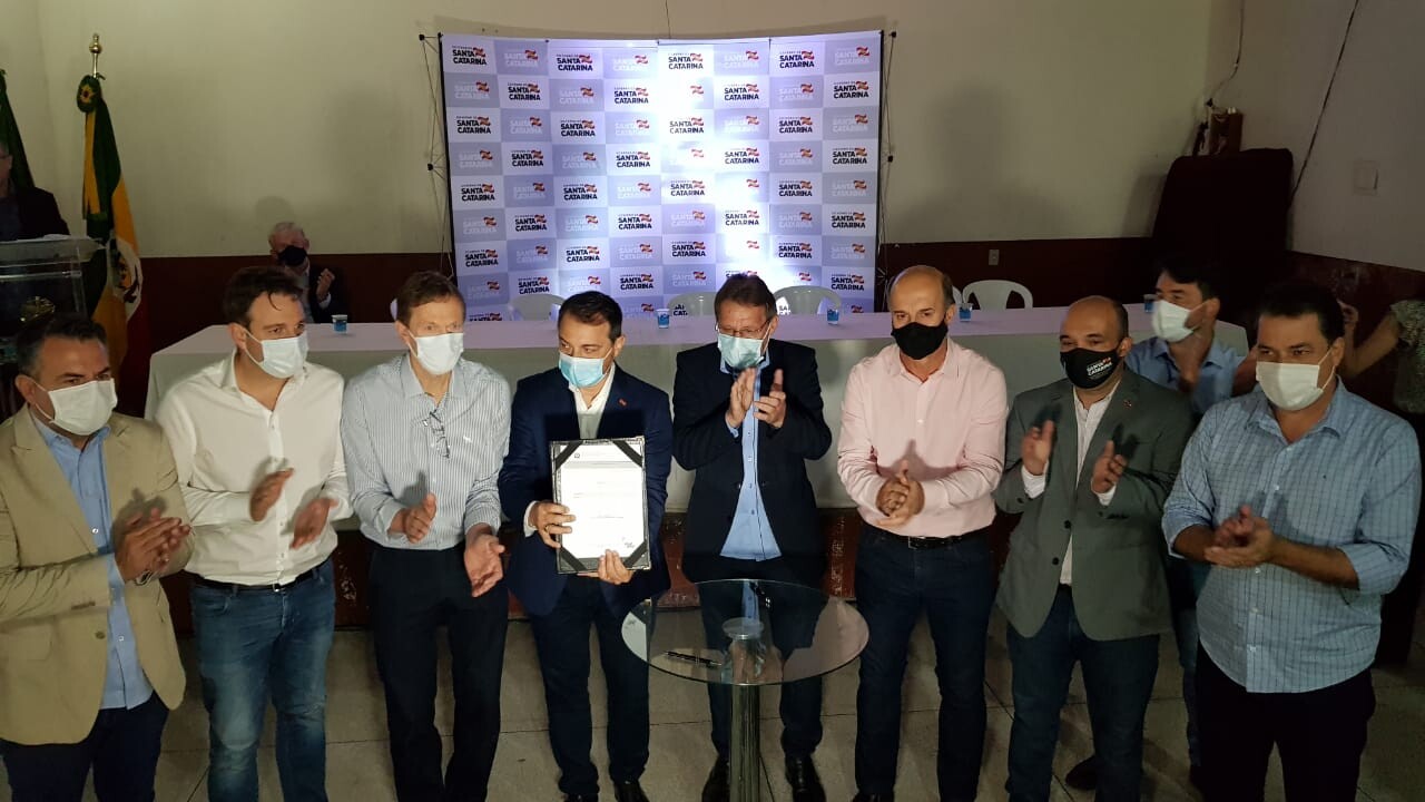 Minotto acompanha Governador em agenda na Amurel. Foto: assessoria parlamentar.