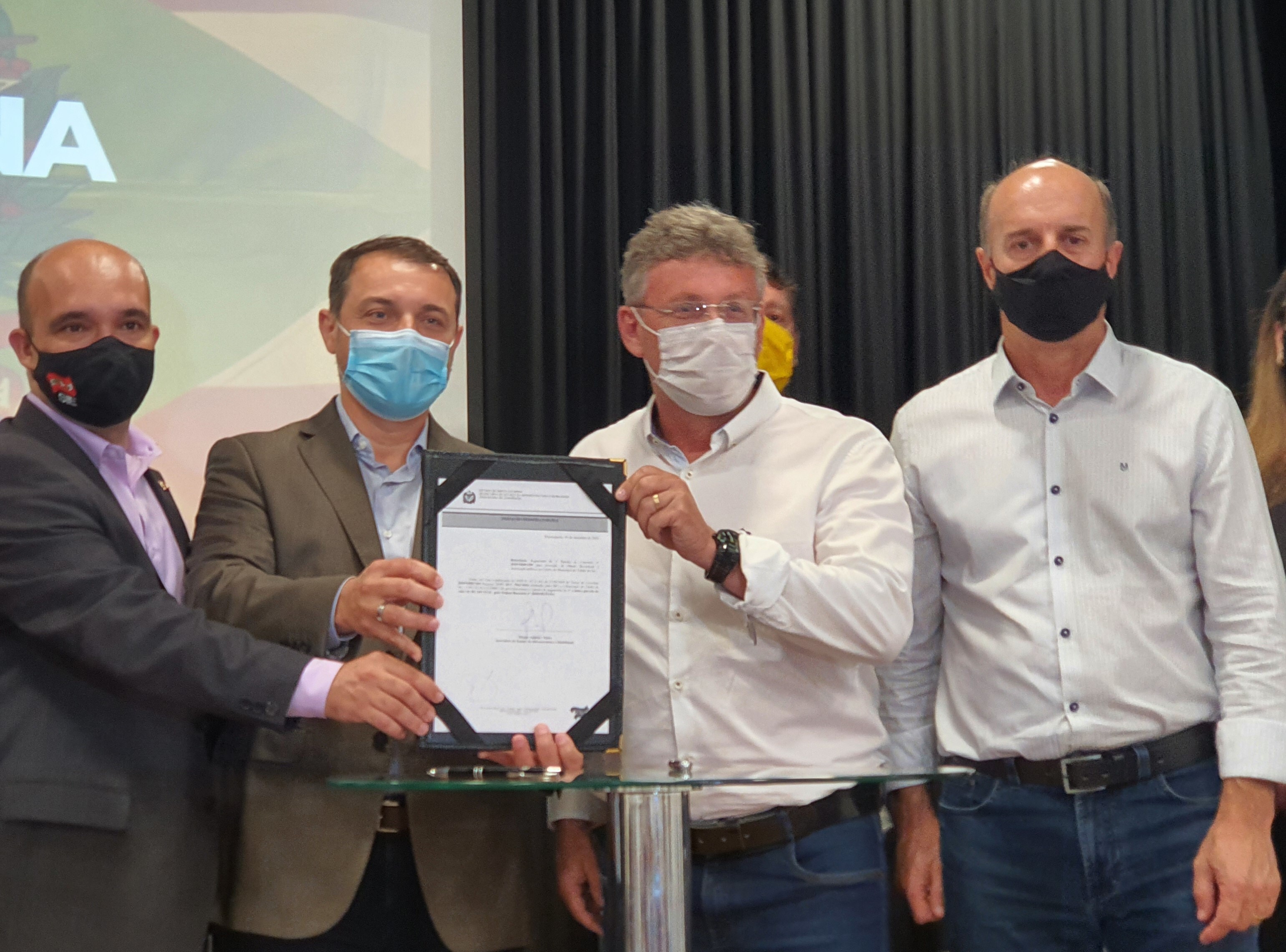 Deputado José Milton Scheffer, governador Carlos Moisés e lideranças na assinatura da ordem de serviço para a obra