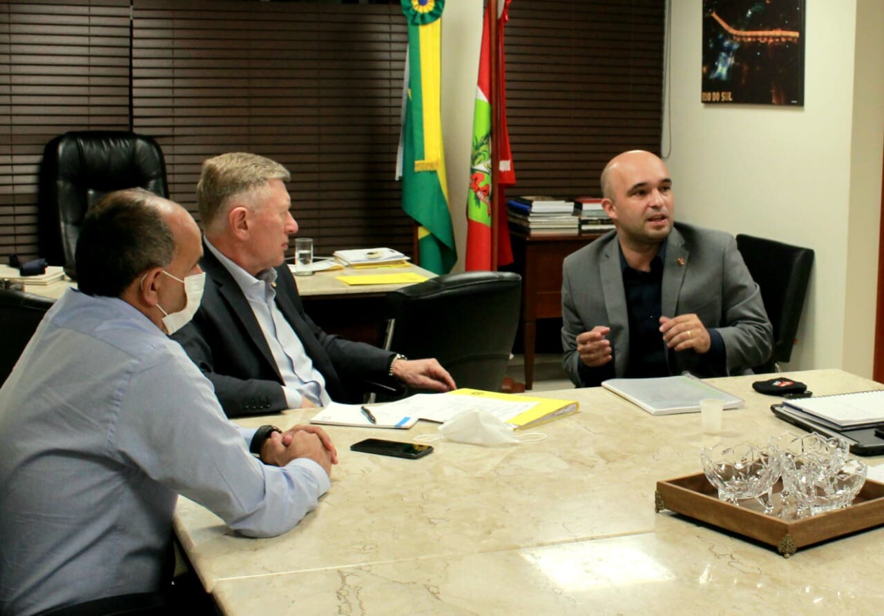 Deputado Milton Hobus em reunião com o secretário de Infraestrutura, Thiago Vieira