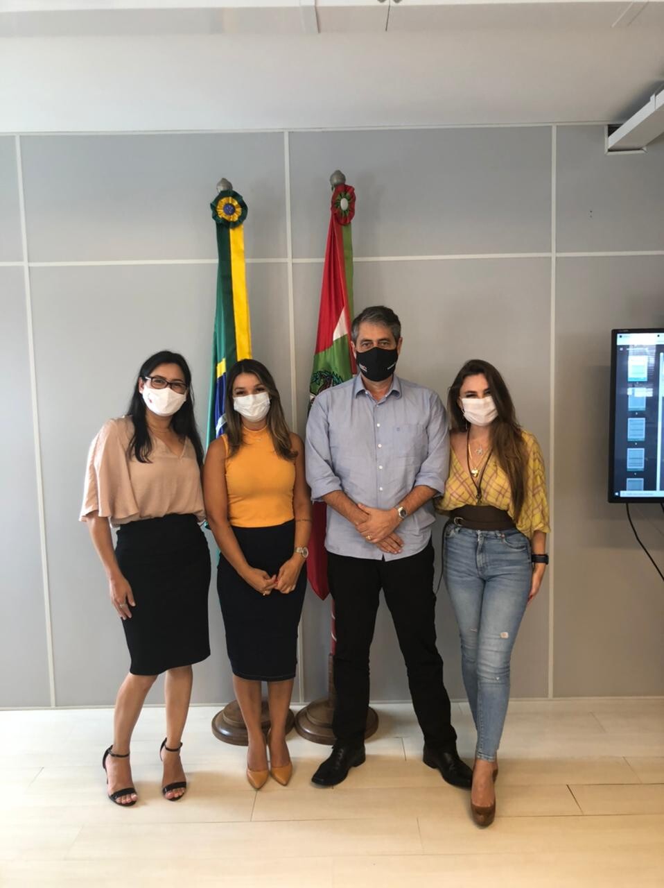 Deputada Paulinha, secretário de Estado da Saúde, André Motta Ribeiro,  e secretárias de Saúde de Porto Belo e Luiz Alves