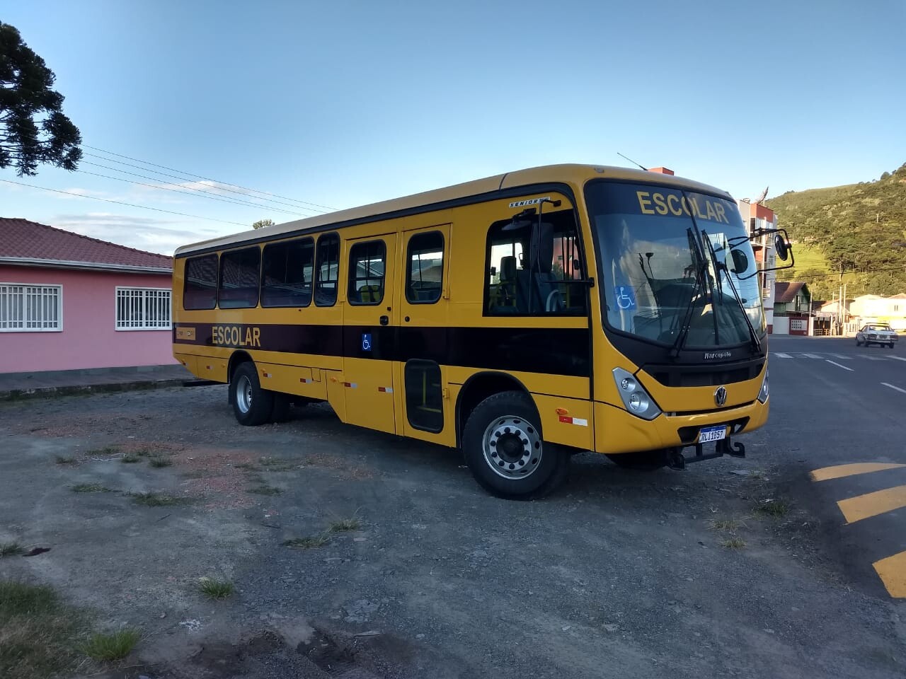 Paulinha assegura 27 ônibus escolares a municípios de todo o estado