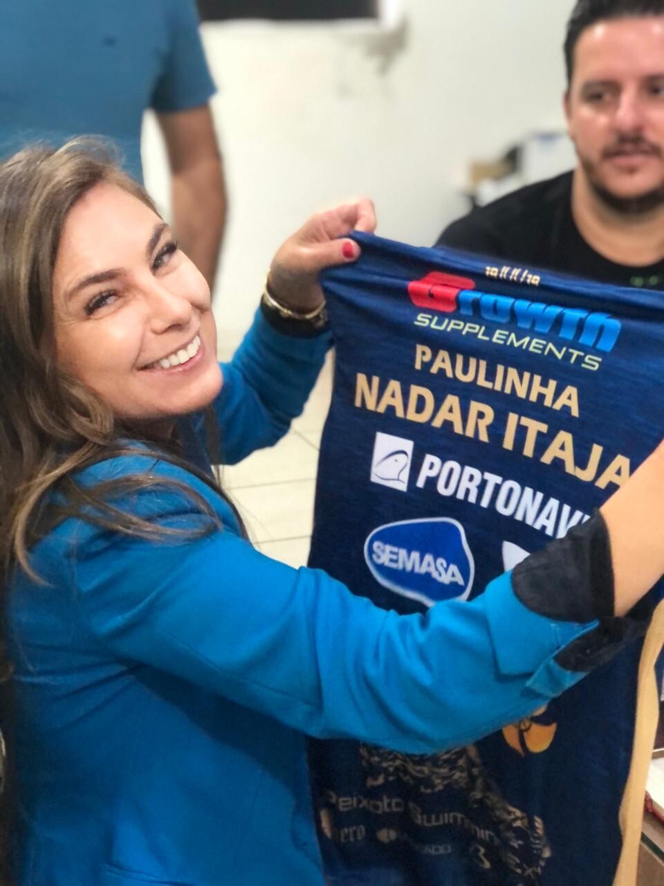 Deputada Paulinha recebe camiseta do projeto Nadar, de Itajaí